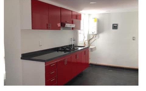 Cocina integral con cubierta negra y gabinetes rojos